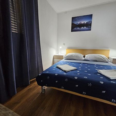 Modern Apartment Nikola In A Quiet Area Kaštel Stari Kültér fotó